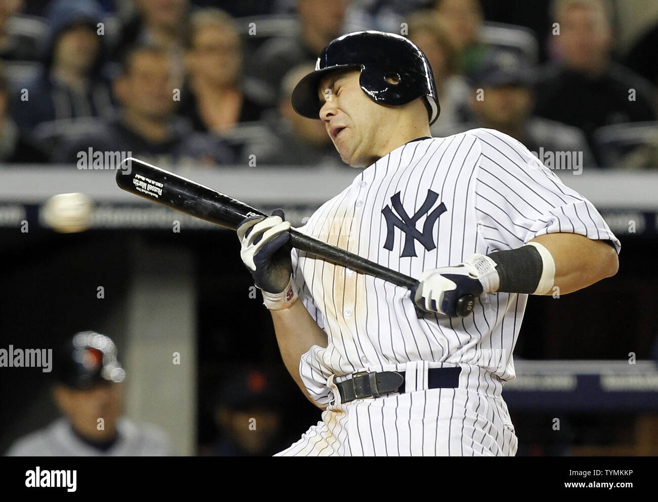 Yankees de New York Russell Martin réagit lorsqu'une balle s'approche de trop près à la quatrième manche contre les Tigers de Detroit dans le jeu 1 de l'ALDS au Yankee Stadium de New York le 1 octobre 2011. UPI/John Angelillo Banque D'Images