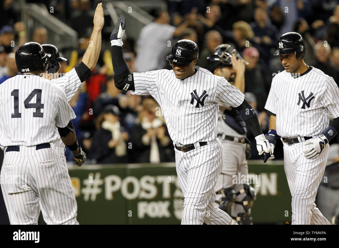 New York Yankees Robinson Cano réagit après avoir frappé un Grand Chelem en sixième manche contre les Tigers de Detroit dans le jeu 1 de l'ALDS au Yankee Stadium de New York le 1 octobre 2011. UPI/John Angelillo Banque D'Images