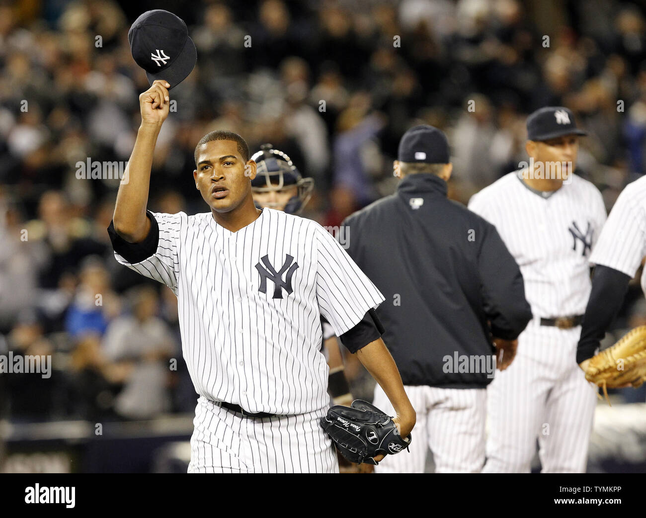 Le lanceur partant des Yankees de New York Ivan Nova Conseils sa casquette en sortant du jeu en neuvième manche contre les Tigers de Detroit dans le jeu 1 de l'ALDS au Yankee Stadium de New York le 1 octobre 2011. UPI/John Angelillo Banque D'Images