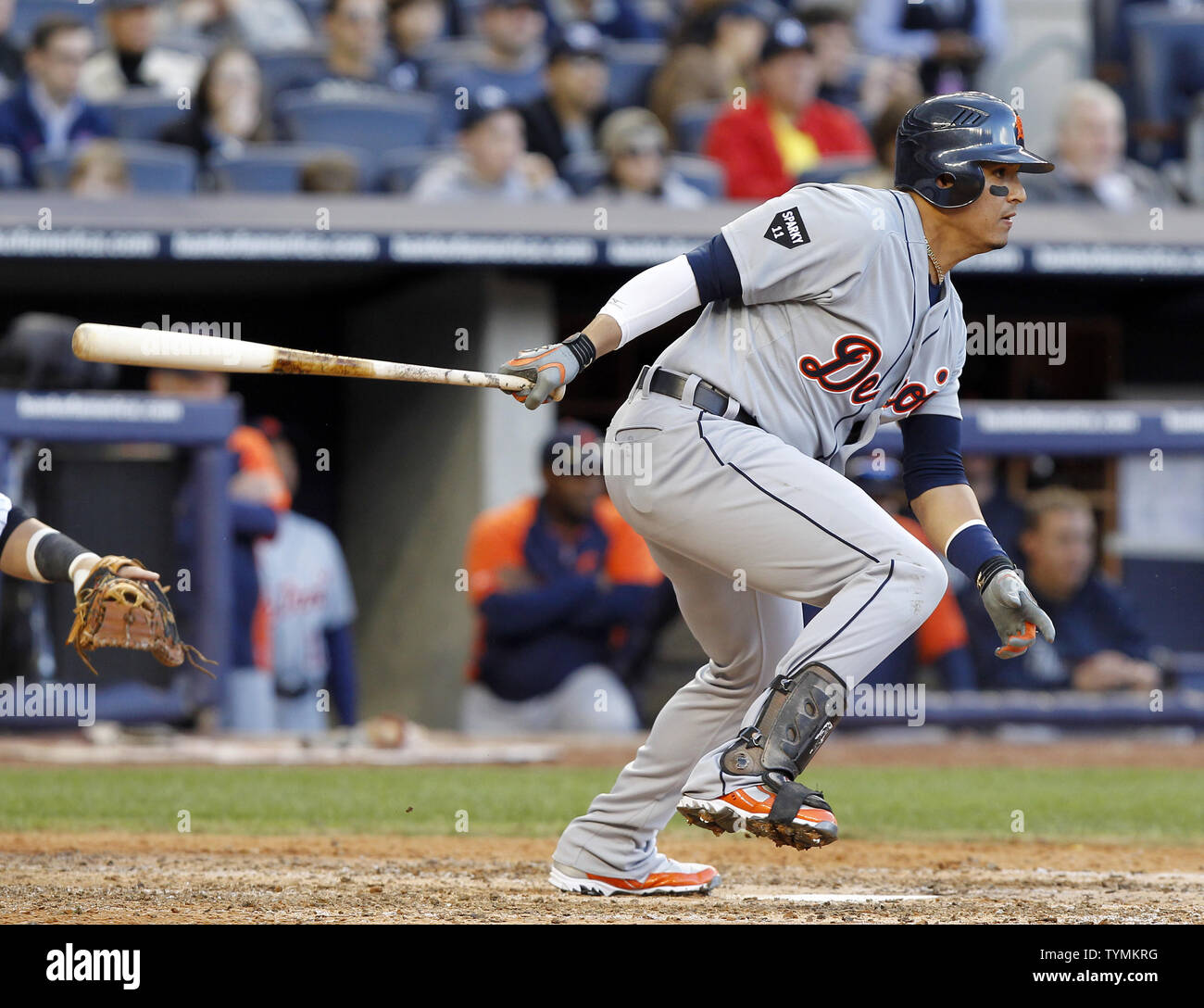 Tigers de Detroit Victor Martinez frappe un simple en sixième manche contre les Yankees de New York dans le jeu 2 de l'ALDS au Yankee Stadium de New York le 2 octobre 2011. UPI/John Angelillo Banque D'Images