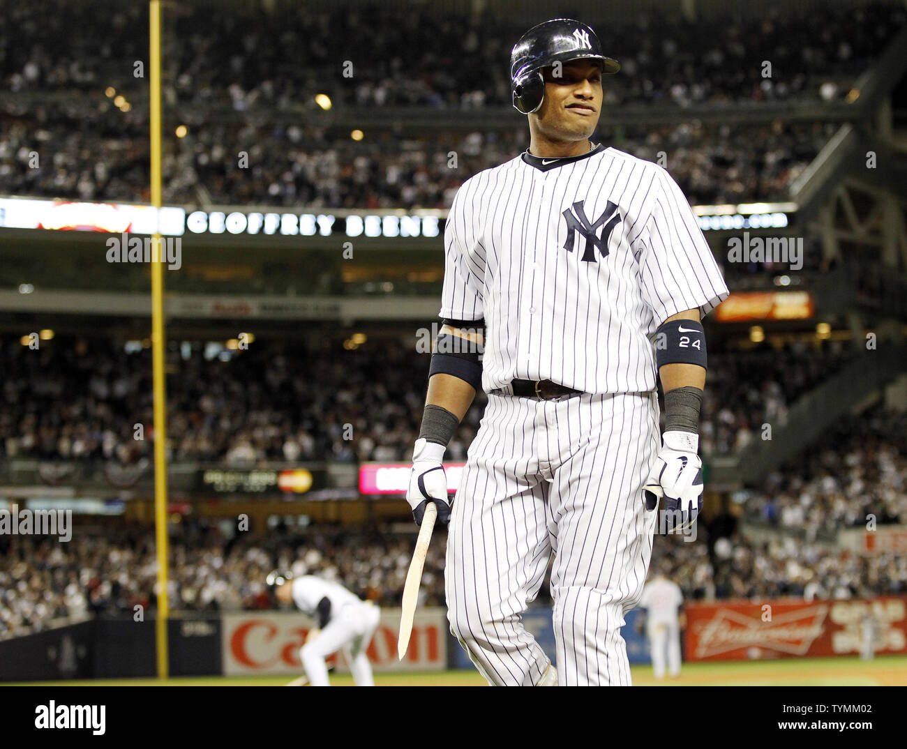 New York Yankees Robinson Cano réagit après rodage au centre en neuvième manche contre les Tigers de Detroit dans le jeu 5 de l'ALDS au Yankee Stadium de New York le 6 octobre 2011. Les Tigres défait les Yankees 3-2 et gagner la série en 5 matchs. UPI/John Angelillo Banque D'Images