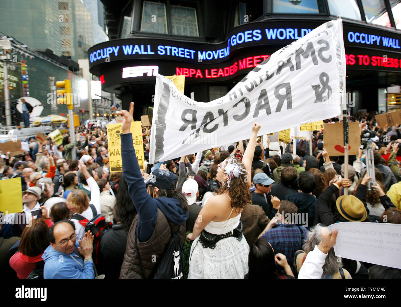 Les news de ramper à l'ABC studios marquis donne mention de la manifestation occupons Wall Street comme des milliers de personnes se rassemblent à Time Square pour appeler à la fin de la cupidité des entreprises le 15 octobre 2011 à New York. Des manifestations similaires ont lieu aujourd'hui à travers le monde alors que les manifestants appellent une réforme dans les politiques du capitalisme. UPI/Monika Graff Banque D'Images