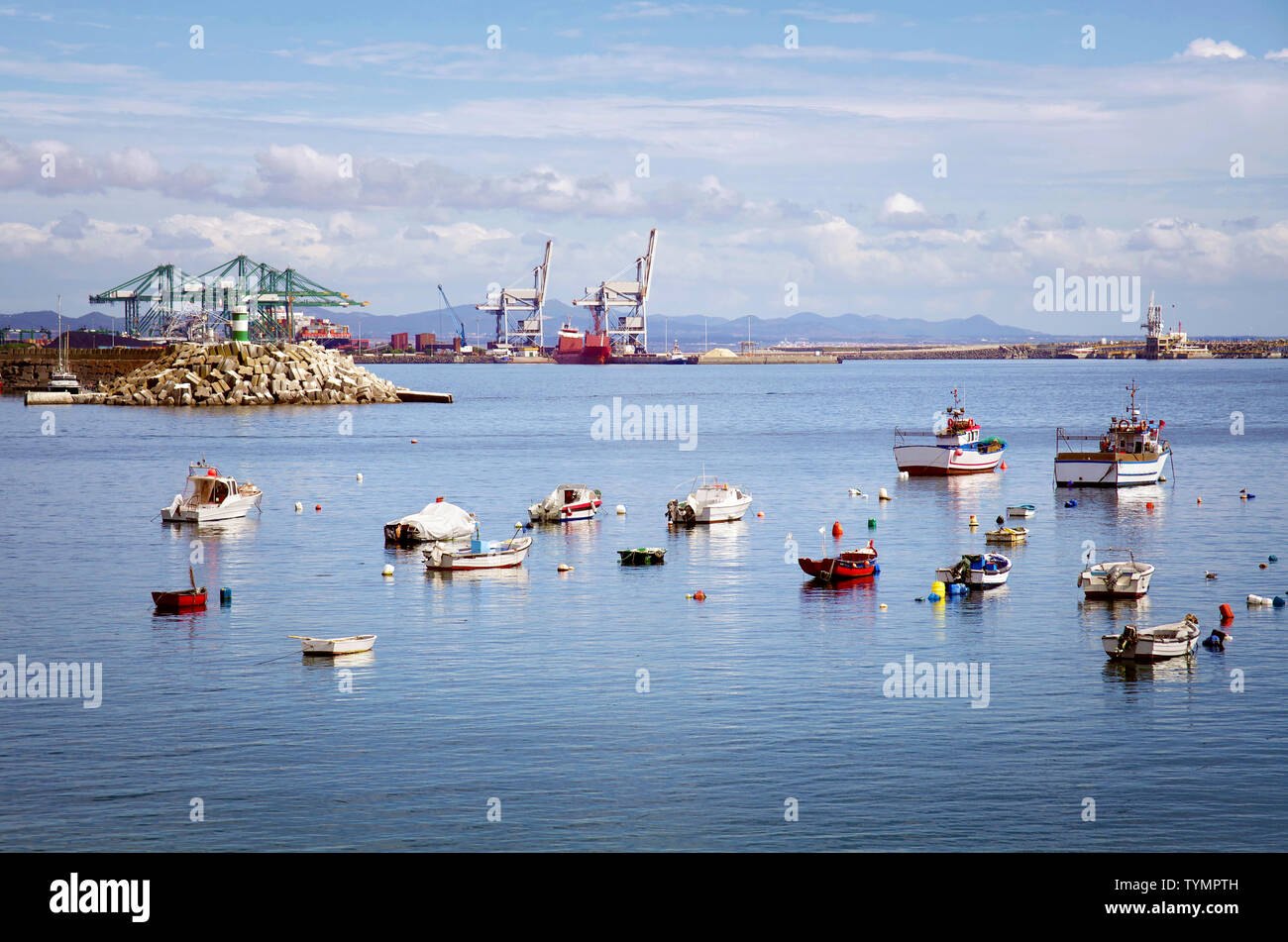 Bateaux ancrés près du port de Sines, Portugal Banque D'Images