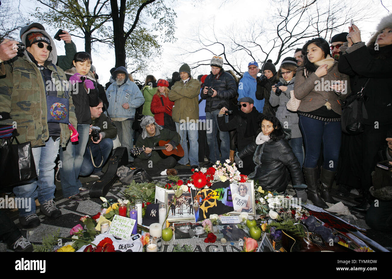 John Lennon fans foule autour de la mosaïque 'Imagine' de Strawberry Fields à Central Park pour rendre hommage au musicien le 8 décembre 2010 à New York. L'ex-Beatle a été abattu à l'extérieur de sa maison il y a 30 ans par Mark David Chapman fan dérangé. UPI /Monika Graff Banque D'Images