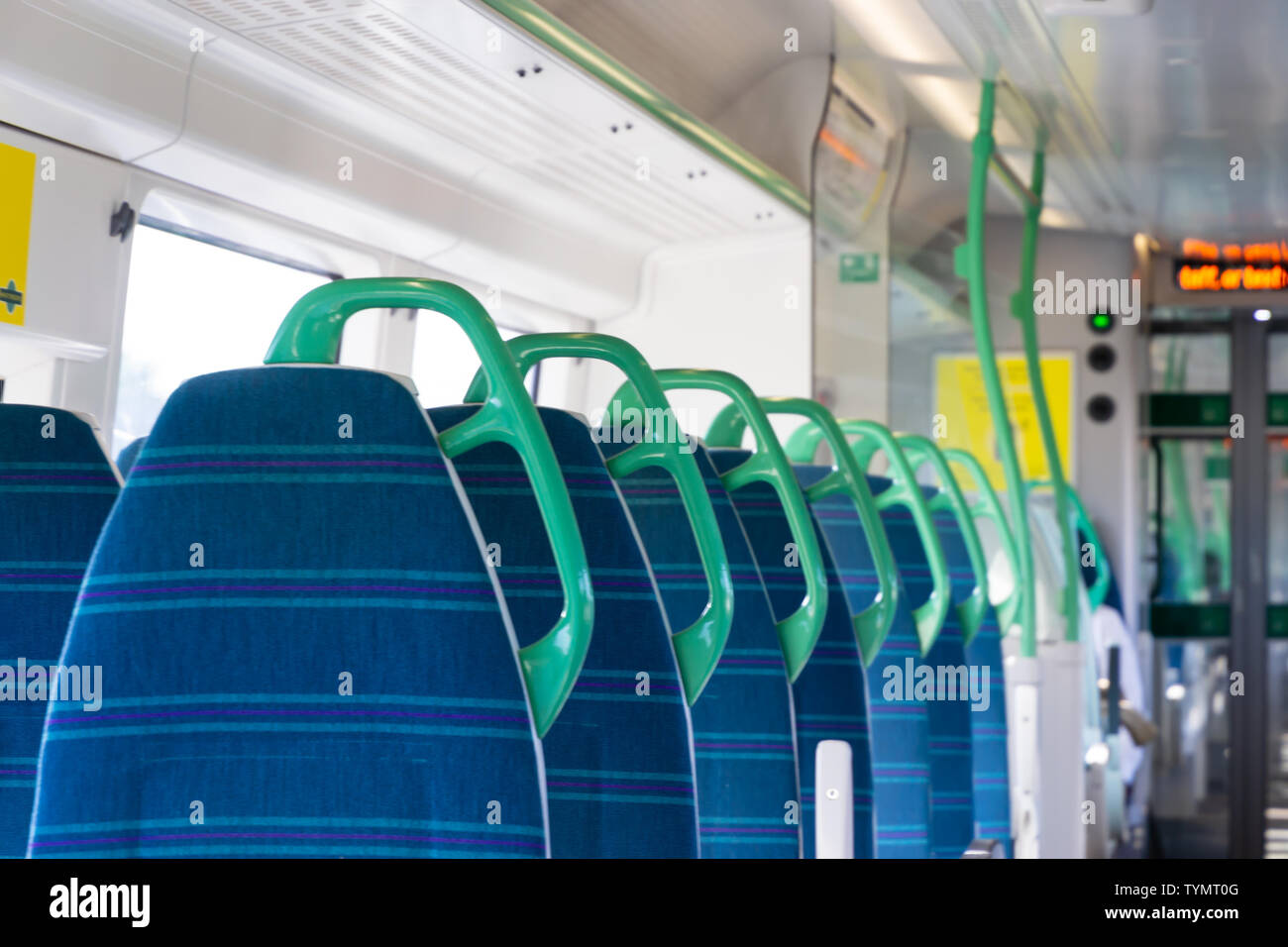 La lumière blanche vue panoramique intérieur d'un train électrique à grande vitesse avec des sièges modernes bleu Banque D'Images