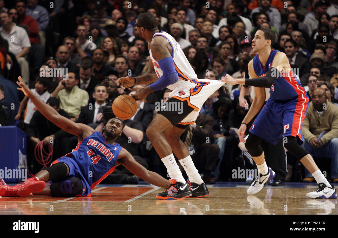 Detroit Pistons Jason Maxiell watches Tayshaun Prince prenez le maillot de New York Knicks Amar'e Stoudemire au deuxième trimestre au Madison Square Garden de New York le 31 janvier 2012. UPI/John Angelillo Banque D'Images