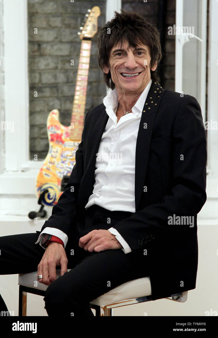 Ron le guitariste des Rolling Stones Ronnie Wood parle lors d'une conférence de presse à l'ouverture d'une exposition de ses œuvres, "Visages, temps et lieux" à New York le 9 avril 2012. UPI/John Angelillo Banque D'Images