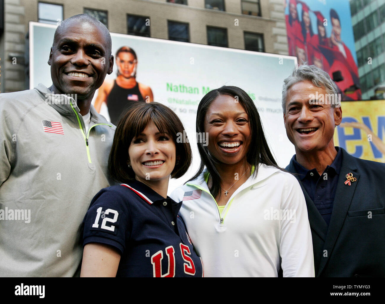 Star de l'athlétisme Carl Lewis (L), gymnaste Shannon Miller, deuxième à gauche, voie et champ Olympiade Allyson Felix et légende Greg Louganis plongée prendre part à la "Route de Londres' cérémonie où les 100 jours avant le début de l'Jeux olympiques de Londres de 2012 est célébré à Time Square le 18 avril 2012 à New York. UPI/ Monika Graff... Banque D'Images