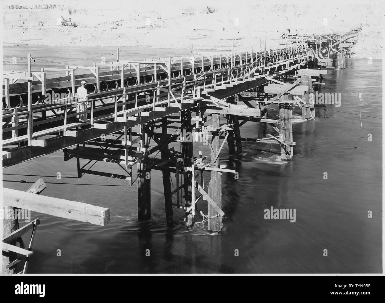 Pont sur chevalets portant sur la bande de Columbia. ; Portée et contenu : la photographie de deux volumes d'une série d'albums de photos documentant la construction du barrage de Grand Coulee et travaux connexes sur le bassin du Columbia Projet. Banque D'Images