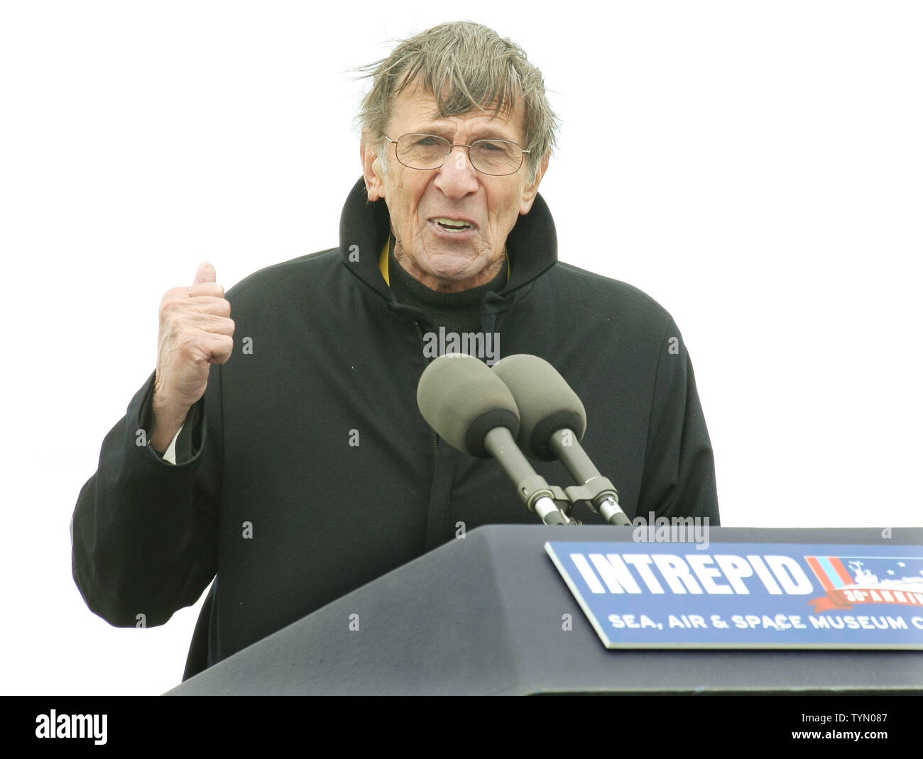 Leonard Nimoy, qui a joué le personnage Monsieur Spock dans la série 'Star Trek', parle à l'occasion d'une cérémonie à la suite de l'atterrissage de la navette Enterprise à l'aéroport international John F. Kennedy le 27 avril 2012 à New York. Enterprise fait partie de la NASA a pris sa retraite du programme de la navette spatiale et s'affichent en permanence à l'Intrepid Sea, Air & Space Museum à partir de juin. UPI/ Monika Graff Banque D'Images