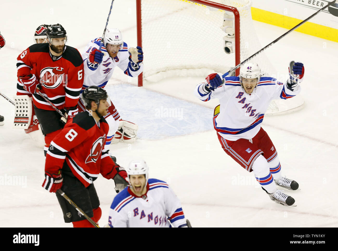 Rangers de New York Dan Girardi réagit avec avec Brad Richards Artem Anisimov après qu'il marque un but en troisième période contre les Devils du New Jersey dans le jeu 3 de la finale de conférence de l'Est les éliminatoires de la Coupe Stanley au Prudential Center de Newark, New Jersey le 19 mai 2012. Les Rangers ont battu les Devils 3-0 et mènent la série 2-1. UPI/John Angelillo Banque D'Images