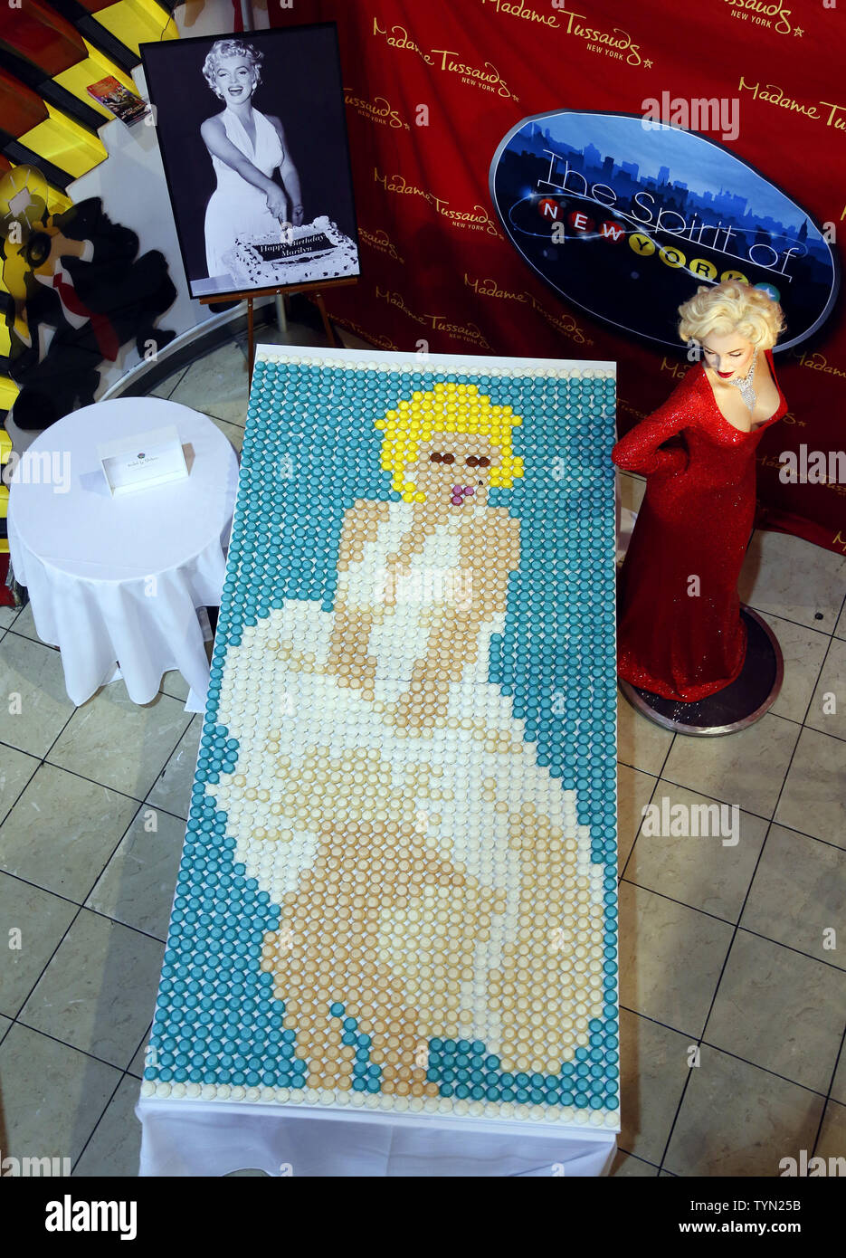 Une 8 x 4 foot portrait de Marilyn Monroe réalisé à partir de 2 100 moyennes mordre cupcakes en peluche se tient dans le hall à côté de sa cire figure à la veille du 86e anniversaire de Marilyn Monroe chez Madame Tussauds à New York le 31 mai 2012. UPI/John Angelillo Banque D'Images