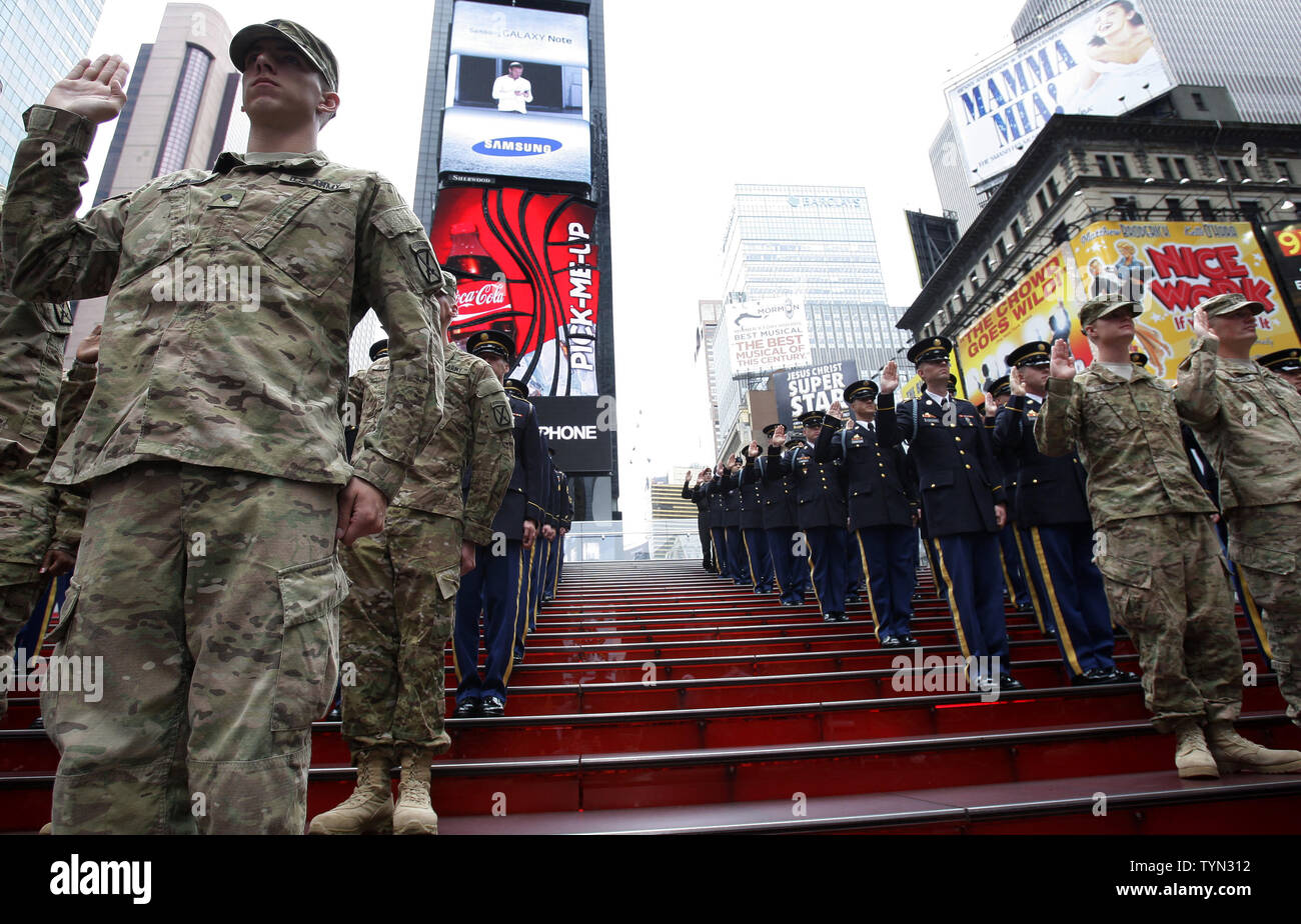 Eixisting les membres de l'armée américaine de lever la main et regarder comme chef de cabinet Le Général Raymond T. Odierno (R) jure dans United States Army recrute, accompagné par le U.S. Army Band à Times Square le Jour du drapeau national à New York le 14 juin 2012. UPI/John Angelillo. Banque D'Images