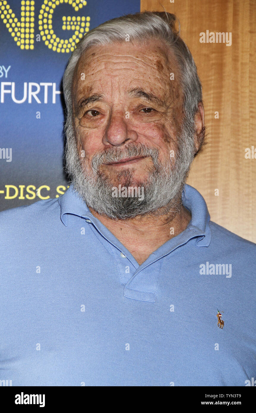 Stephen Sondheim et le cast de 'Merrily nous rouler le long' assister à la signature de CD à Barnes & Noble à New York le 10 juillet 2012. UPI /Laura Cavanaugh Banque D'Images