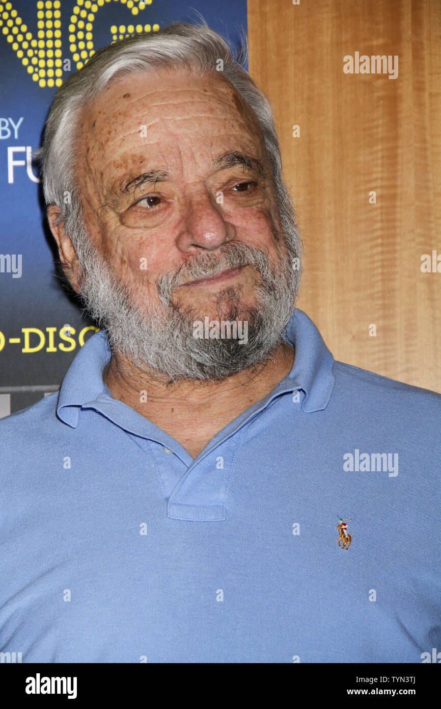 Stephen Sondheim et le cast de 'Merrily nous rouler le long' assister à la signature de CD à Barnes & Noble à New York le 10 juillet 2012. UPI /Laura Cavanaugh Banque D'Images