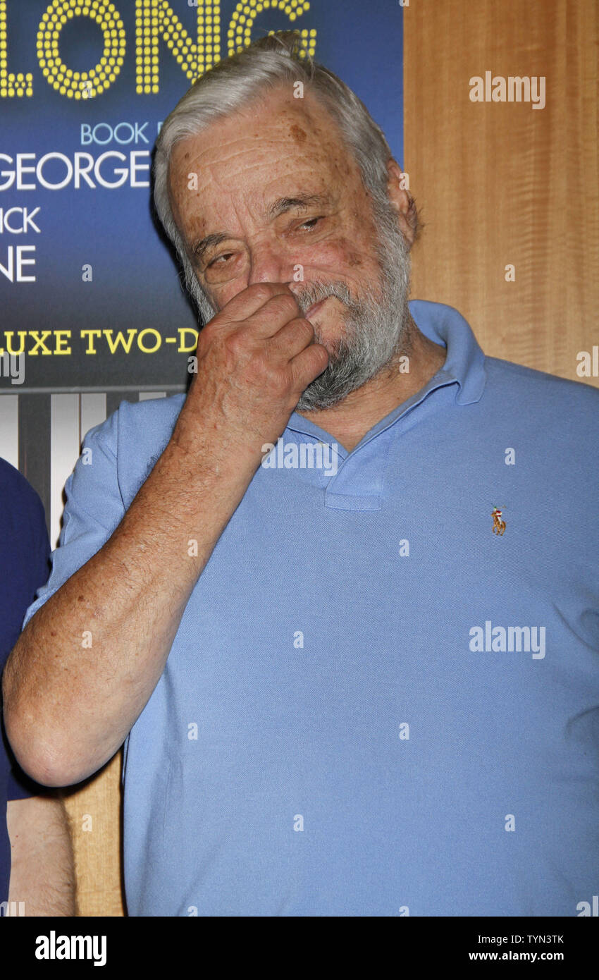 Stephen Sondheim et le cast de 'Merrily nous rouler le long' assister à la signature de CD à Barnes & Noble à New York le 10 juillet 2012. UPI /Laura Cavanaugh Banque D'Images