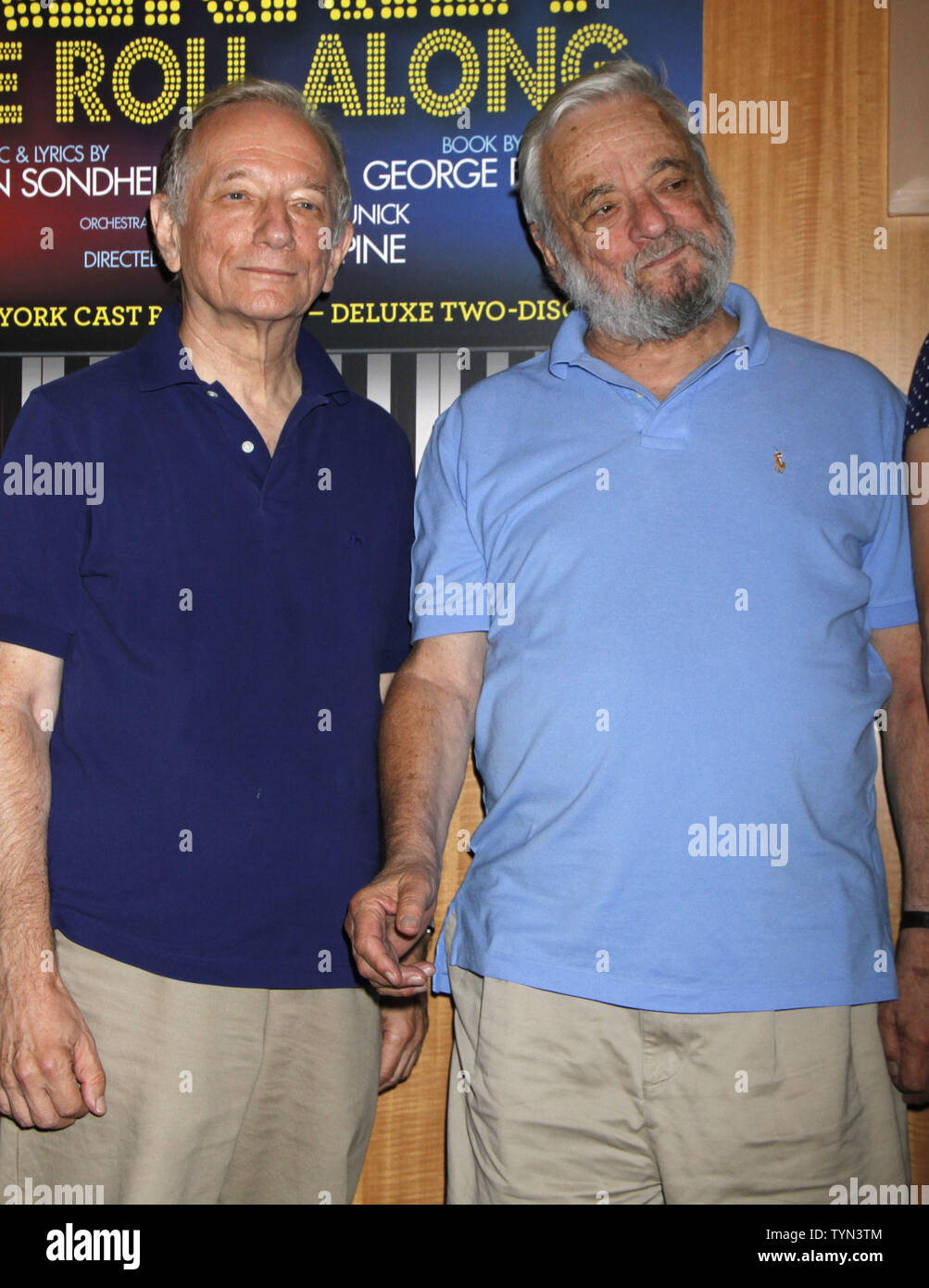 Stephen Sondheim et le cast de 'Merrily nous rouler le long' assister à la signature de CD à Barnes & Noble à New York le 10 juillet 2012. UPI /Laura Cavanaugh Banque D'Images