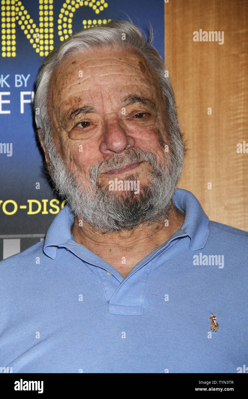 Stephen Sondheim et le cast de 'Merrily nous rouler le long' assister à la signature de CD à Barnes & Noble à New York le 10 juillet 2012. UPI /Laura Cavanaugh Banque D'Images