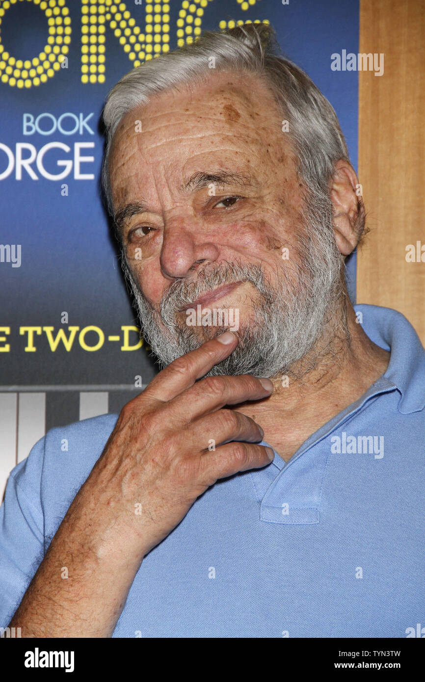 Stephen Sondheim et le cast de 'Merrily nous rouler le long' assister à la signature de CD à Barnes & Noble à New York le 10 juillet 2012. UPI /Laura Cavanaugh Banque D'Images