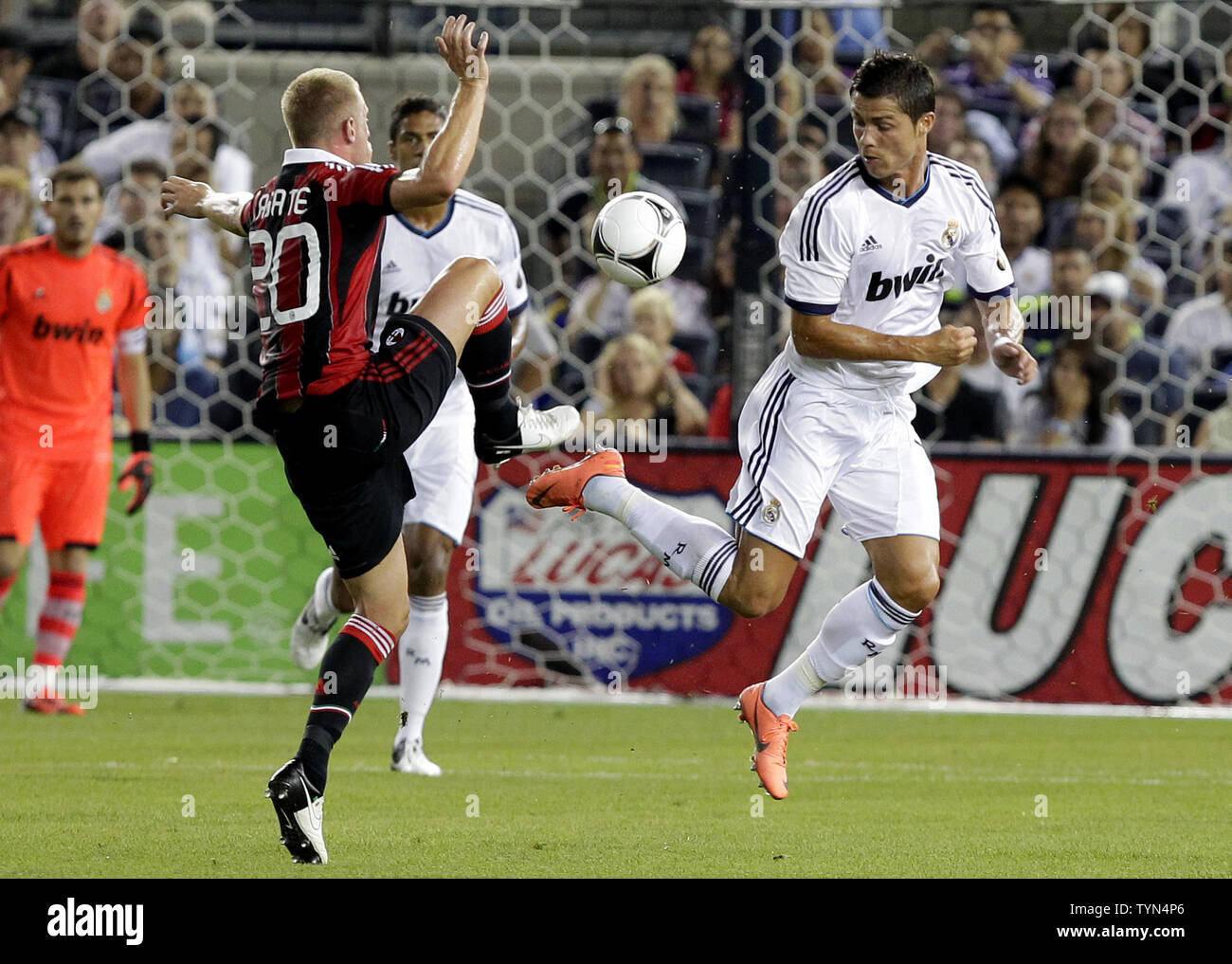 Real Madrid Cristiano Ronaldo et A.C. Milan Ignazio Abate leap pour contrôler la balle dans la première moitié lors d'un match de football Herbalife World Challenge 2012 au Yankee Stadium de New York le 8 août 2012. UPI/John Angelillo Banque D'Images