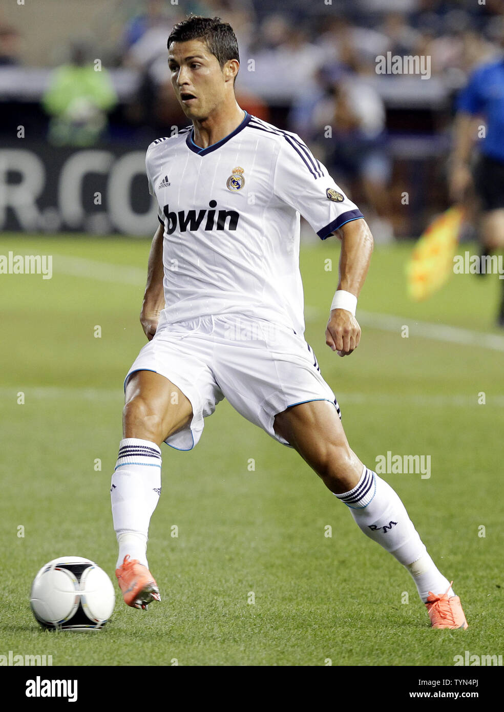 Real Madrid Cristiano Ronaldo porte le ballon champ dans la première moitié contre A.C. Milan au monde Herbalife Match de football Challenge 2012 au Yankee Stadium de New York le 8 août 2012. Real Madrid défait A.C. Milan 5-1. UPI/John Angelillo Banque D'Images