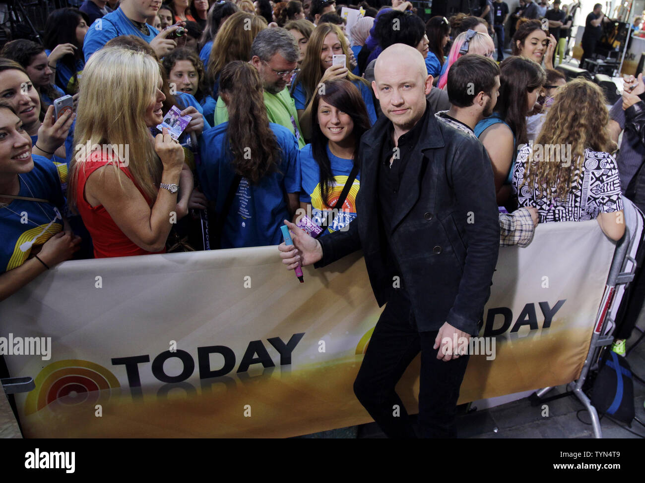 Isaac Slade rencontre des fans lorsqu'il exécute avec la mêlée sur le NBC Today Show du Rockefeller Center à New York le 13 août 2012. UPI/John Angelillo Banque D'Images