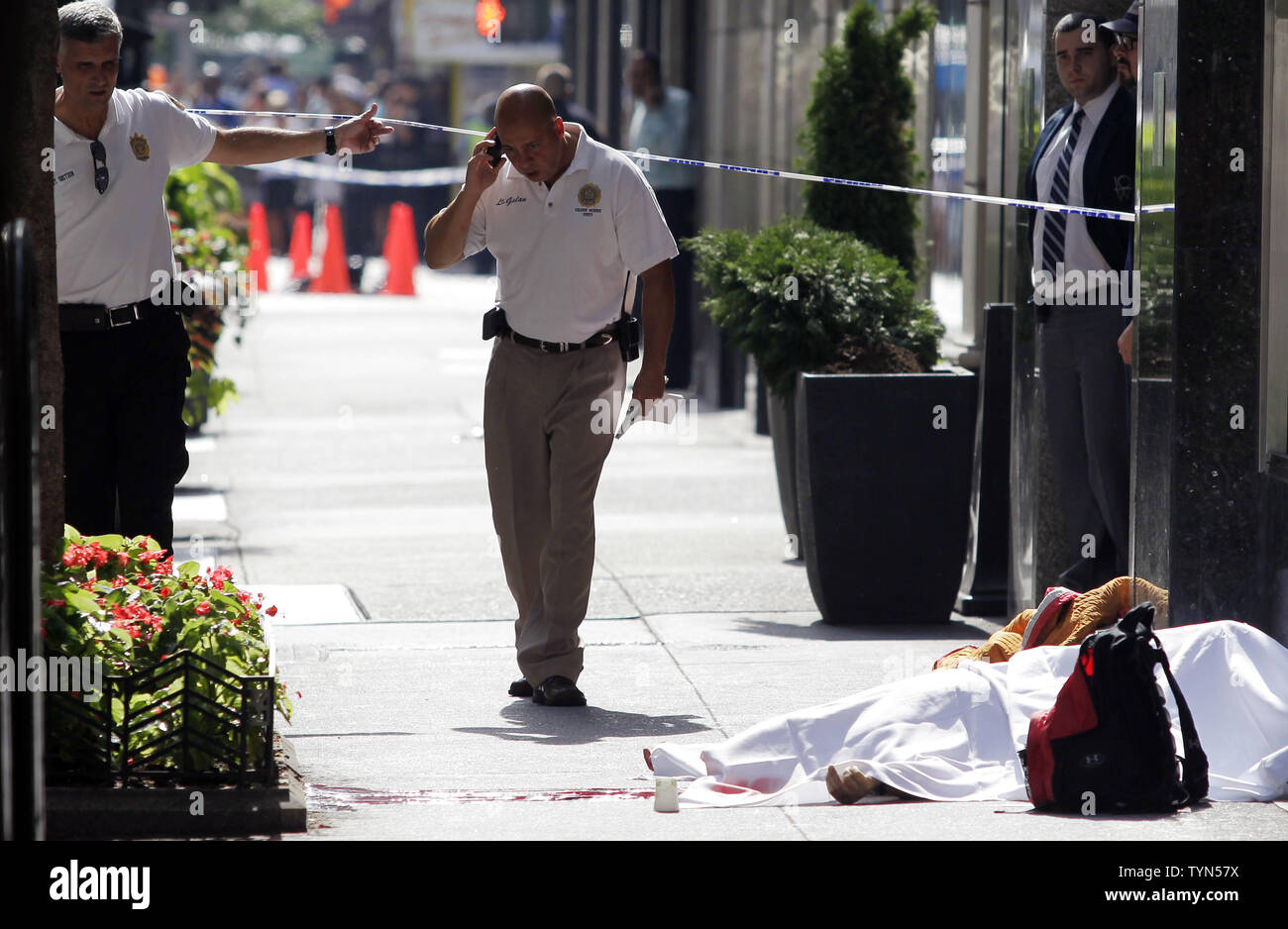 Le corps d'une victime morte se trouve sur la 33e rue à l'extérieur de l'Empire State Building à New York le 24 août 2012. Le tireur, Jeffrey Johnson, 53 a été mis à pied il y a environ un an et s'est rendu à son ancien lieu de travail vendredi matin et tué un collègue dans le visage, avant de le tuer, une fusillade a éclaté entre lui et les agents de police de New York, près de l'Empire State Building. Un total de neuf personnes ont été blessées. UPI/John Angelillo Banque D'Images