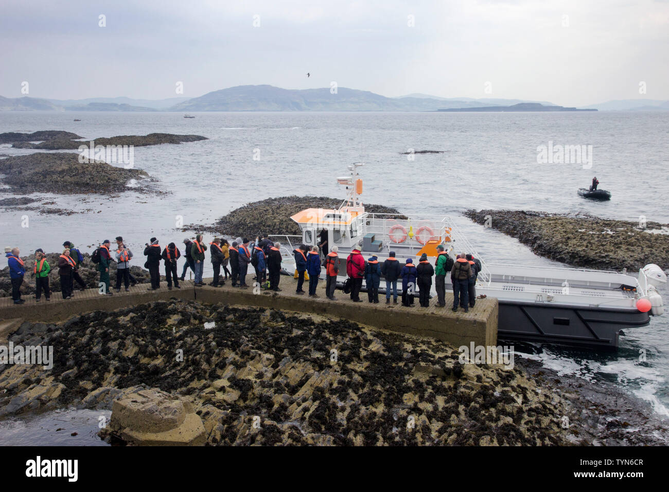 Jetée d'atterrissage sur l'île de Staffa pour la Grotte de Fingal, l'une des Hébrides intérieures Groupe d'îles au large de la côte ouest de l'Écosse. Banque D'Images