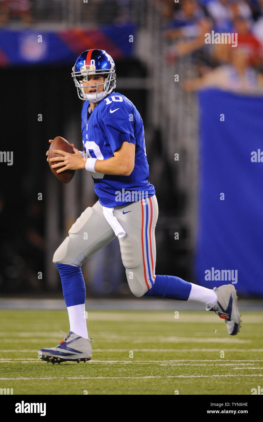 New York Giants quarterback Eli Manning (10) sort de la poche au deuxième trimestre contre les Dallas Cowboys dans la semaine 1 de la NFL saison au stade MetLife à East Rutherford, New Jersey le 5 septembre 2012. UPI/Riche Kane Banque D'Images