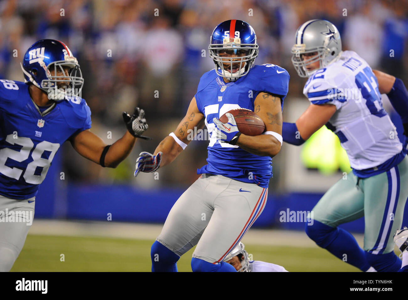 Les Giants de New York de secondeur Michael Boley (59) porte le ballon après une interception dans le deuxième trimestre contre les Dallas Cowboys dans la semaine 1 de la NFL saison au stade MetLife à East Rutherford, New Jersey le 5 septembre 2012. UPI/Riche Kane Banque D'Images Les Giants de New York de secondeur Michael Boley (59) porte le ballon après une interception dans le deuxième trimestre contre les Dallas Cowboys dans la semaine 1 de la NFL saison au stade MetLife à East Rutherford, New Jersey le 5 septembre 2012. UPI/Riche Kane Banque D'Images