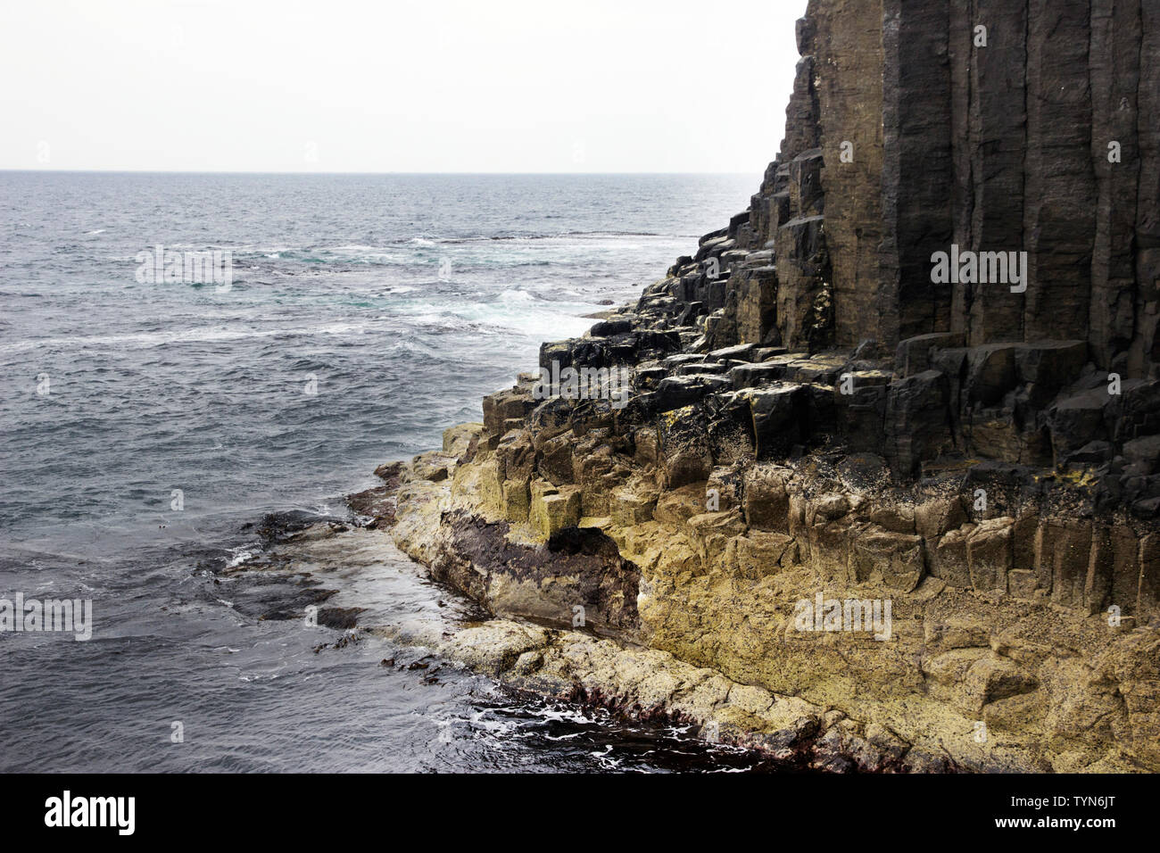 Île de Staffa et la Grotte de Fingal, l'une des Hébrides intérieures Groupe d'îles au large de la côte ouest de l'Écosse. Banque D'Images