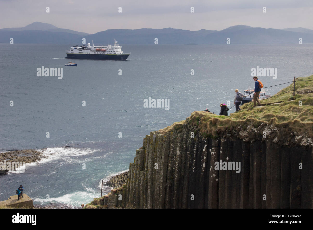 Bateau de croisière amarré au large de l'île de Staffa et la Grotte de Fingal, l'une des Hébrides intérieures Groupe d'îles au large de la côte ouest de l'Écosse. Banque D'Images