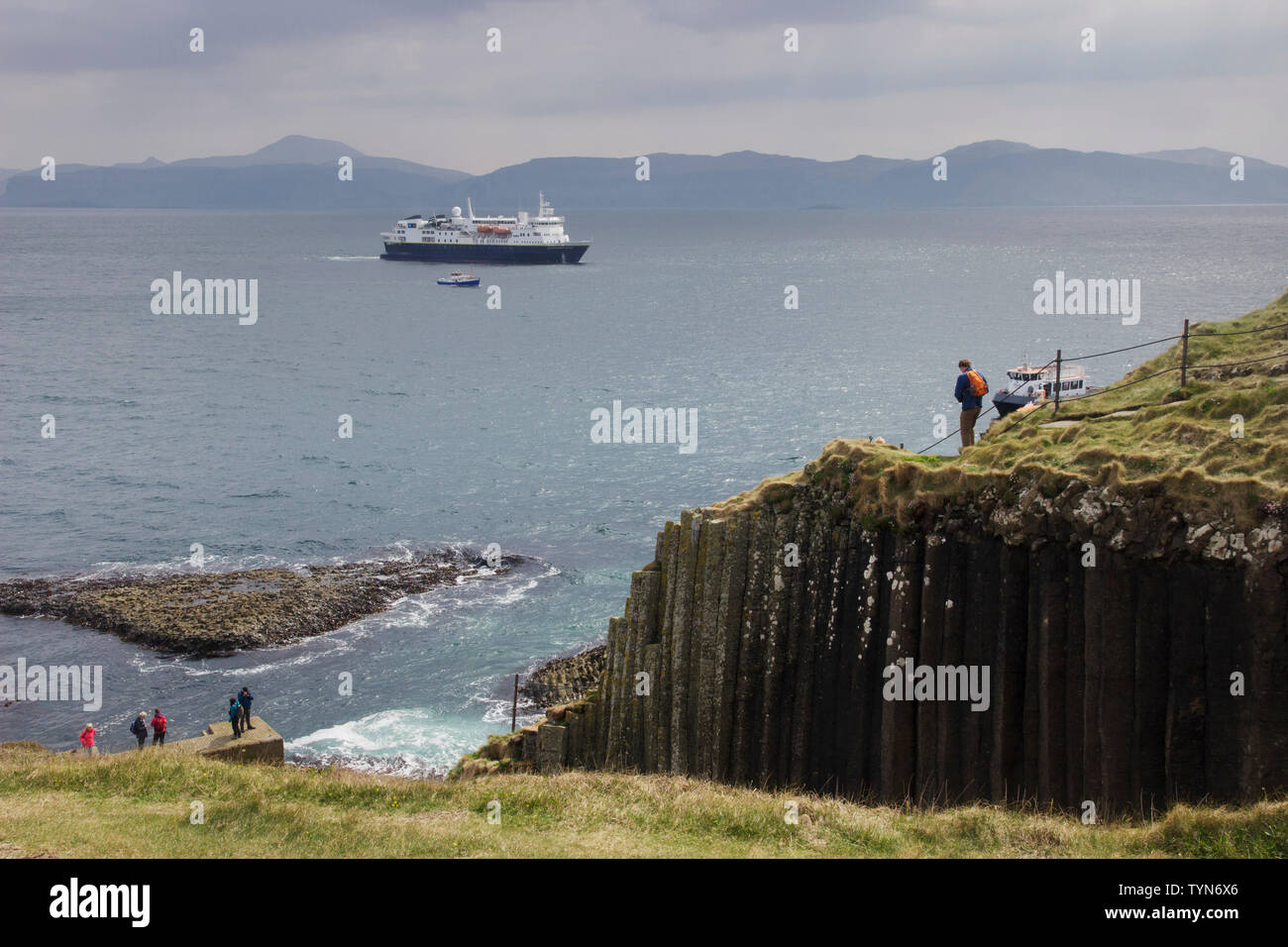 Bateau de croisière amarré au large de l'île de Staffa et la Grotte de Fingal, l'une des Hébrides intérieures Groupe d'îles au large de la côte ouest de l'Écosse. Banque D'Images