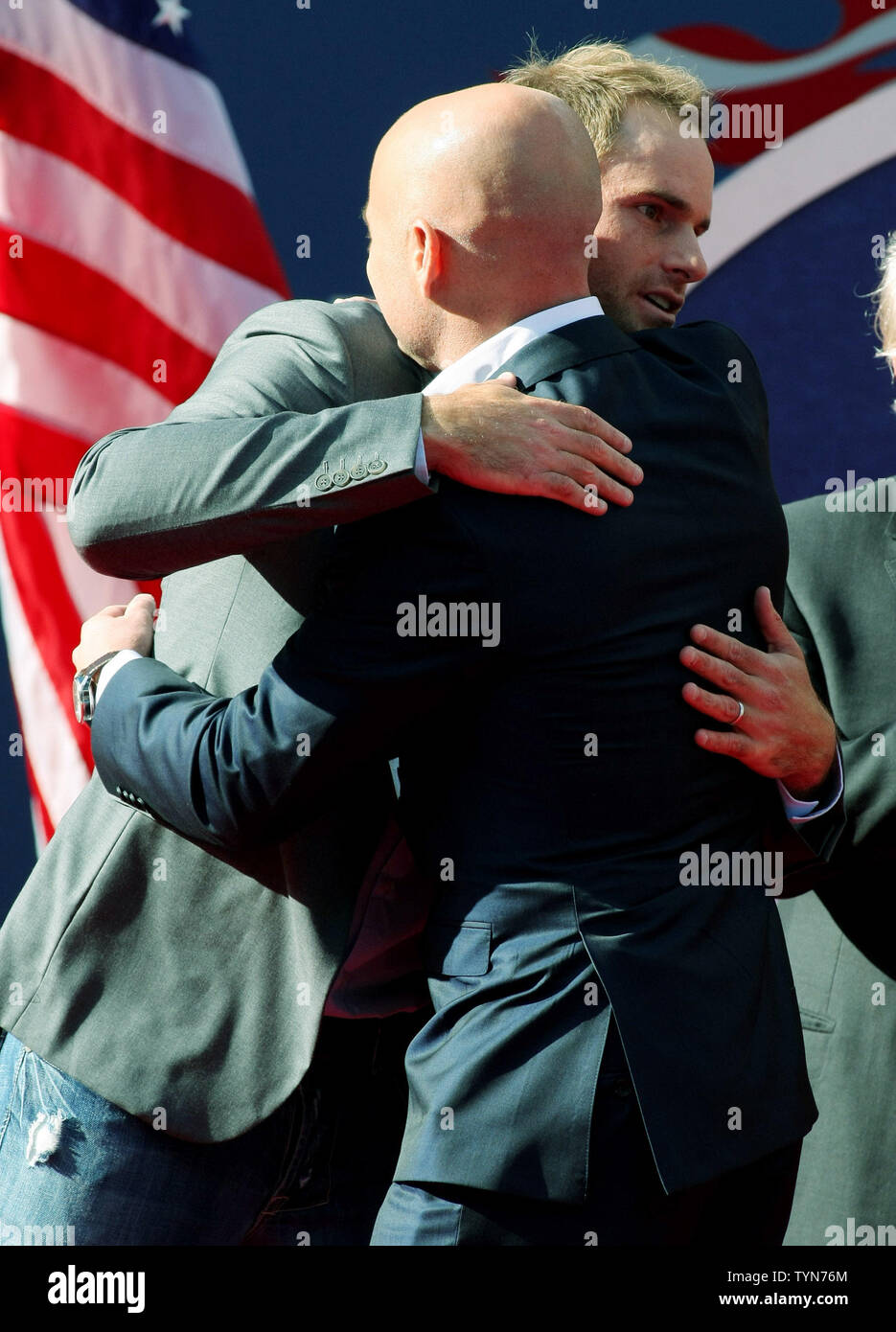 Andy Roddick (R) hugs Andre Agassi, qui est intronisé au cours de l'US Open de Champions cérémonie qui a eu lieu à la National Tennis Center le 9 septembre 2012 à New York. Photo UPI/Monika Graff Banque D'Images