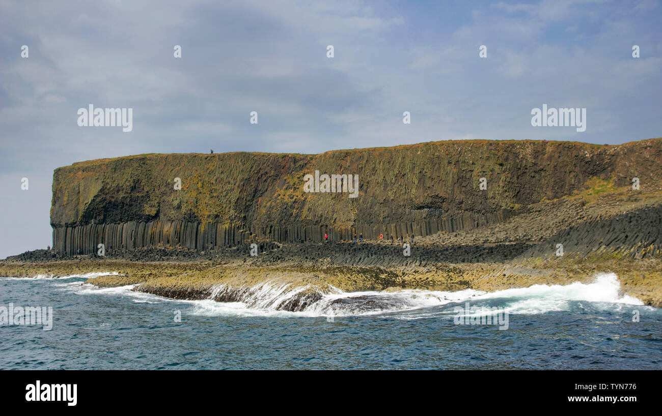 Île de Staffa et la Grotte de Fingal, l'une des Hébrides intérieures Groupe d'îles au large de la côte ouest de l'Écosse. Banque D'Images
