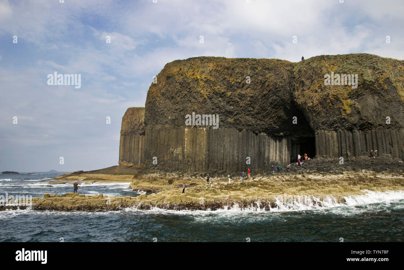 Île de Staffa et la Grotte de Fingal, l'une des Hébrides intérieures Groupe d'îles au large de la côte ouest de l'Écosse. Banque D'Images