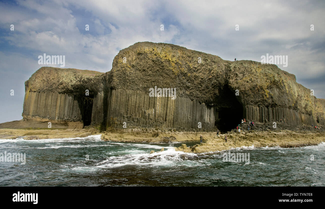 Île de Staffa et la Grotte de Fingal, l'une des Hébrides intérieures Groupe d'îles au large de la côte ouest de l'Écosse. Banque D'Images