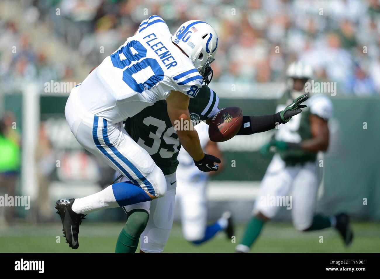New York Jets Antonio Allen (39) rompt une note destinée à Indianapolis Colts tight end Coby Fleener (80) dans le premier trimestre au cours de la semaine 6 de la NFL saison au stade MetLife à East Rutherford, New Jersey le 14 octobre 2012. UPI/Riche Kane Banque D'Images New York Jets Antonio Allen (39) rompt une note destinée à Indianapolis Colts tight end Coby Fleener (80) dans le premier trimestre au cours de la semaine 6 de la NFL saison au stade MetLife à East Rutherford, New Jersey le 14 octobre 2012. UPI/Riche Kane Banque D'Images