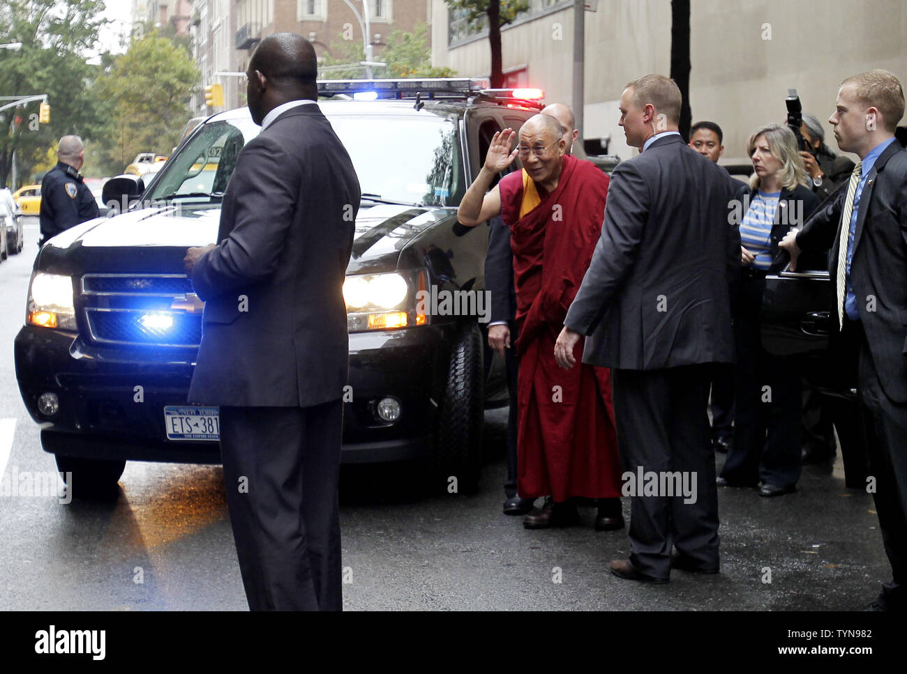 Sa Sainteté le 14e Dalaï Lama, Tenzin Gyasto, réagit comme il sort d'une voiture après qu'il a reçu un diplôme honorifique, un Docteur ès lettres, le 19 octobre 2012 dans la ville de New York. En 1989, il a reçu le Prix Nobel de la paix pour sa lutte non-violente pour la libération du Tibet. UPI/John Angelillo Banque D'Images