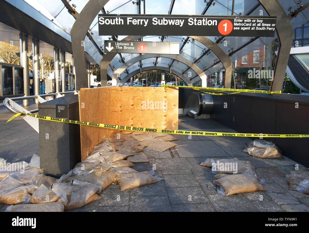 La rue de la station de métro South Ferry ainsi que le service de traversier demeure fermée dans le quartier financier après l'Ouragan Sandy a inondé la région le 31 octobre 2012 à New York. La tempête qui super devistated certaines parties de la côte est, a poussé les autorités à fermer tous les systèmes de transport public et les écoles et ordonner l'évacuation de milliers de personnes qui vivent dans des zones côtières. UPI /Monika Graff Banque D'Images