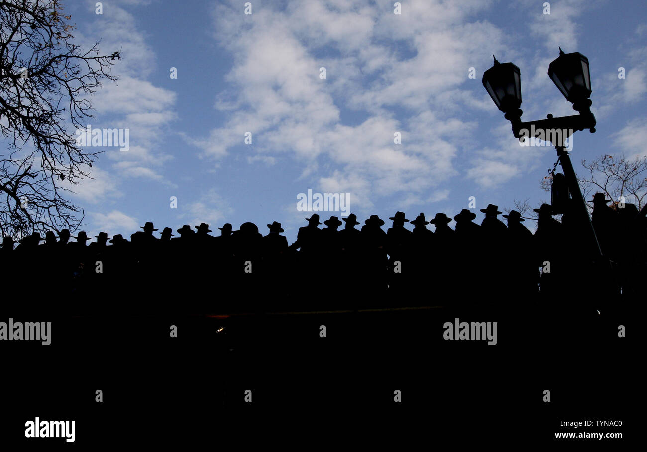 Rabbins du mouvement 'Habad-loubavitch du Judaïsme posent pour une photo de groupe dans le cadre d'une convention de près de 3 000 Rabbins du monde entier le 11 novembre 2012 à New York. La conférence internationale des émissaires 'Habad-loubavitch est un événement annuel visant à redynamiser la conscience juive et la pratique dans le monde entier. UPI/John Angelillo Banque D'Images