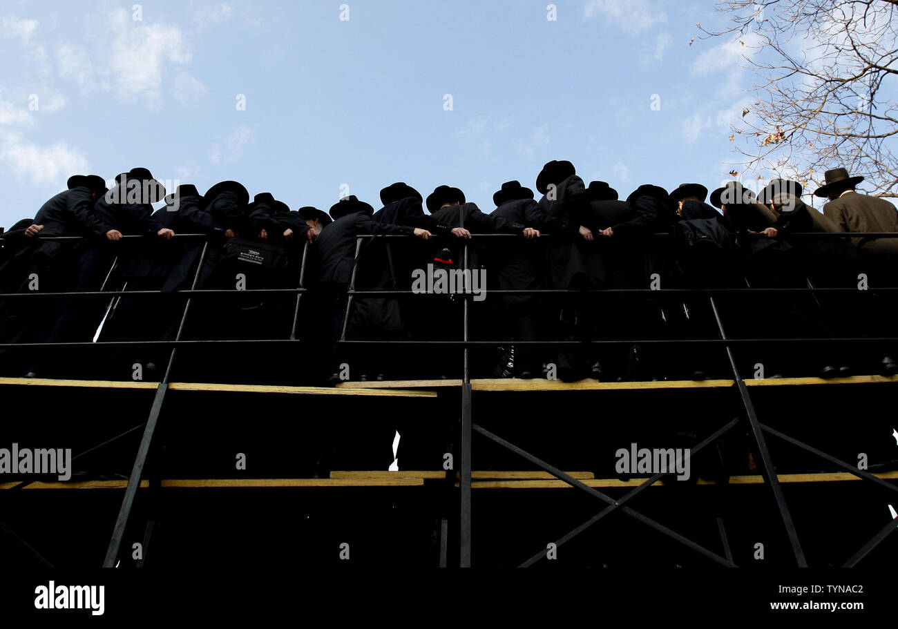 Rabbins du mouvement 'Habad-loubavitch du Judaïsme posent pour une photo de groupe dans le cadre d'une convention de près de 3 000 Rabbins du monde entier le 11 novembre 2012 à New York. La conférence internationale des émissaires 'Habad-loubavitch est un événement annuel visant à redynamiser la conscience juive et la pratique dans le monde entier. UPI/John Angelillo Banque D'Images