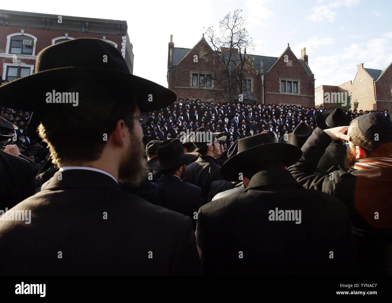Rabbins du mouvement 'Habad-loubavitch du Judaïsme posent pour une photo de groupe dans le cadre d'une convention de près de 3 000 Rabbins du monde entier le 11 novembre 2012 à New York. La conférence internationale des émissaires 'Habad-loubavitch est un événement annuel visant à redynamiser la conscience juive et la pratique dans le monde entier. UPI/John Angelillo Banque D'Images