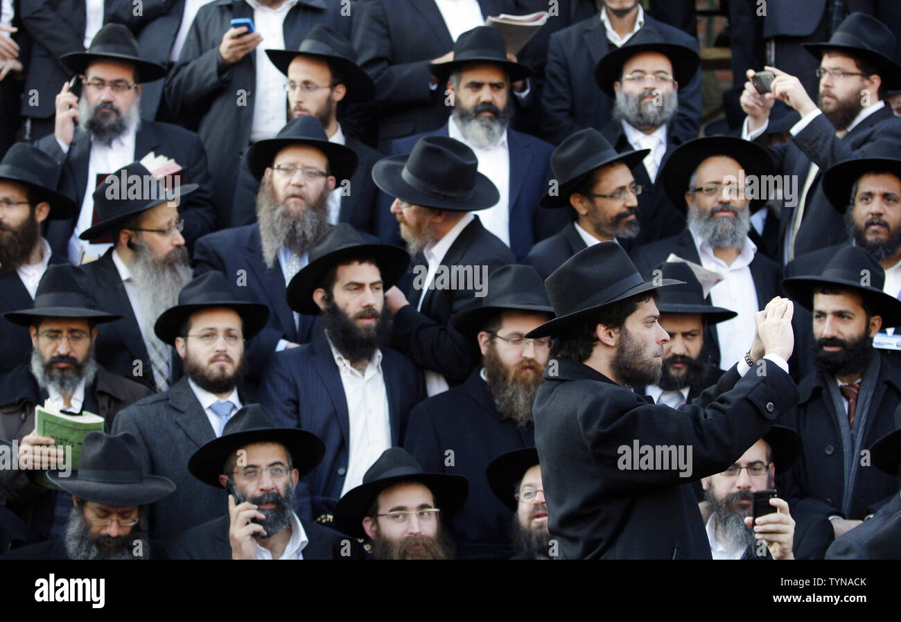 Un rabbin du mouvement 'Habad-loubavitch du Judaïsme prend une photo avant de poser pour une photo de groupe dans le cadre d'une convention de près de 3 000 Rabbins du monde entier le 11 novembre 2012 à New York. La conférence internationale des émissaires 'Habad-loubavitch est un événement annuel visant à redynamiser la conscience juive et la pratique dans le monde entier. UPI/John Angelillo Banque D'Images