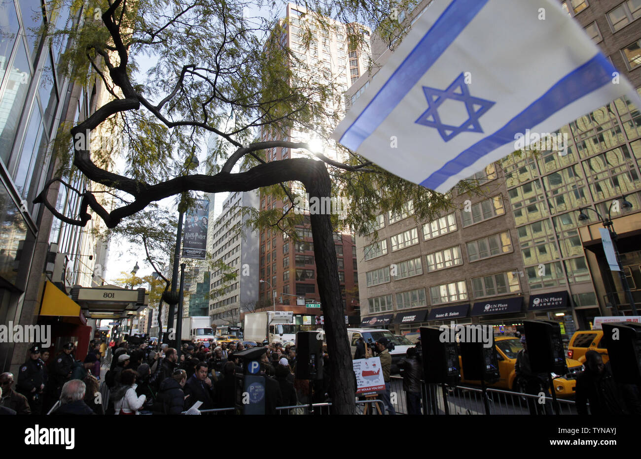 New York City Council Christine Quinn et à New York les représentants élus et les dirigeants communautaires s'exprimer comme un signe de soutien à Israël le droit de légitime défense avant un rassemblement à l'extérieur du consulat israélien à New York le 20 novembre 2012. Depuis que les violences ont éclaté le 14 novembre, des militants de Gaza ont tiré plus de 1 000 roquettes sur l'Etat juif, tuant trois personnes et en blessant des dizaines. UPI/John Angelillo Banque D'Images