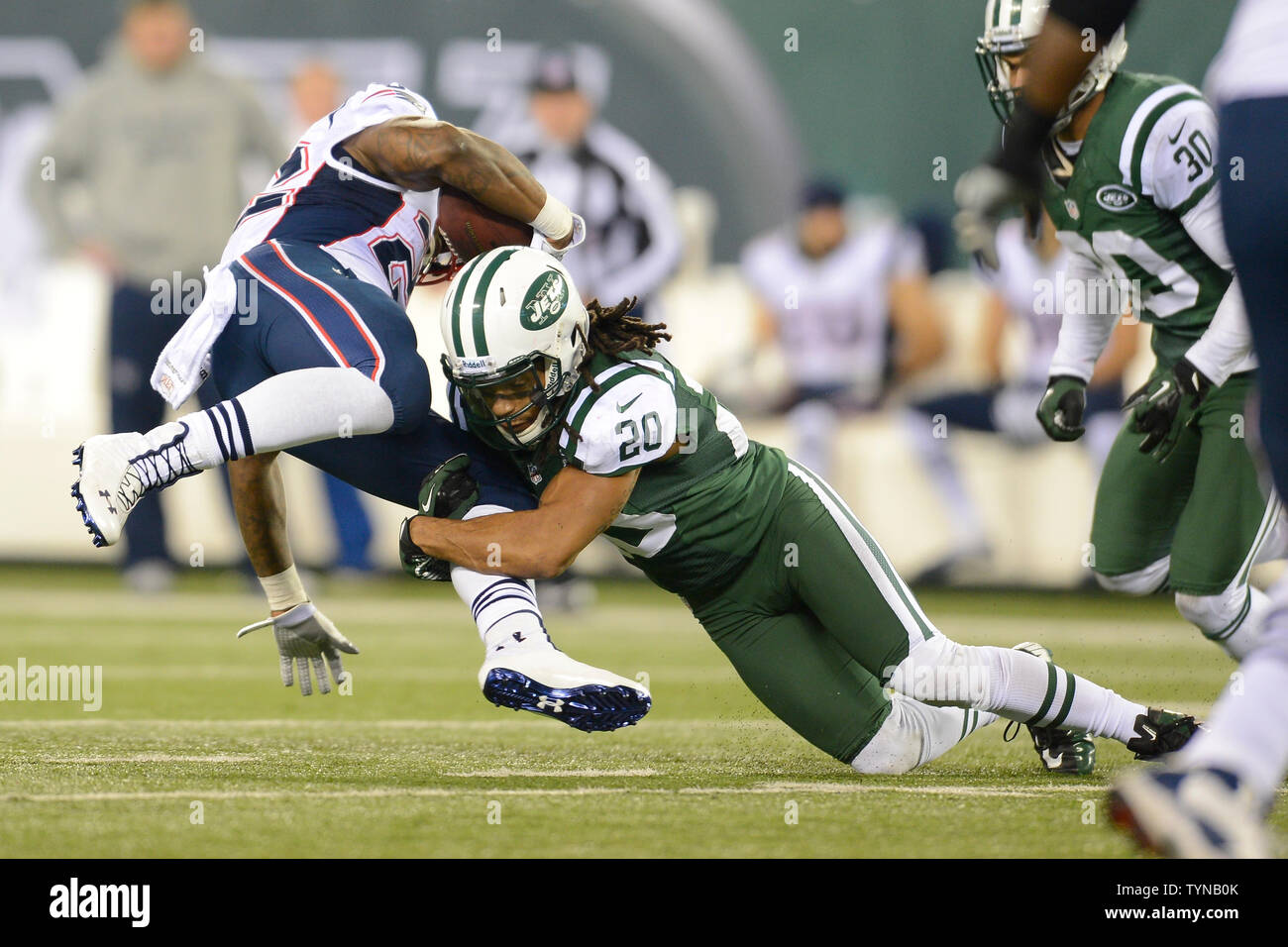 New York Jets Kyle évoluait Wilson (20) s'attaque aux New England Patriots suivi verso Stevan Ridley (22) au deuxième trimestre au cours de la semaine 12 de la saison NFL à MetLife Stadium à East Rutherford, New Jersey le 22 novembre 2012. UPI/Riche Kane Banque D'Images New York Jets Kyle évoluait Wilson (20) s'attaque aux New England Patriots suivi verso Stevan Ridley (22) au deuxième trimestre au cours de la semaine 12 de la saison NFL à MetLife Stadium à East Rutherford, New Jersey le 22 novembre 2012. UPI/Riche Kane Banque D'Images