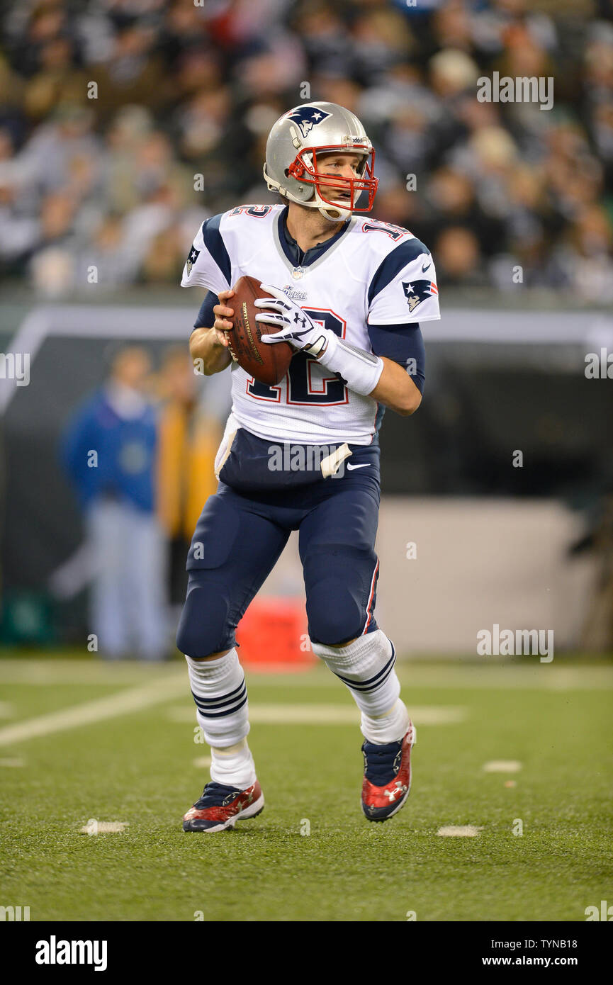 New England Patriots quarterback Tom Brady (12) revient à passer au deuxième trimestre contre les Jets de New York au cours de la semaine 12 de la saison NFL à MetLife Stadium à East Rutherford, New Jersey le 22 novembre 2012. UPI/Riche Kane Banque D'Images New England Patriots quarterback Tom Brady (12) revient à passer au deuxième trimestre contre les Jets de New York au cours de la semaine 12 de la saison NFL à MetLife Stadium à East Rutherford, New Jersey le 22 novembre 2012. UPI/Riche Kane Banque D'Images