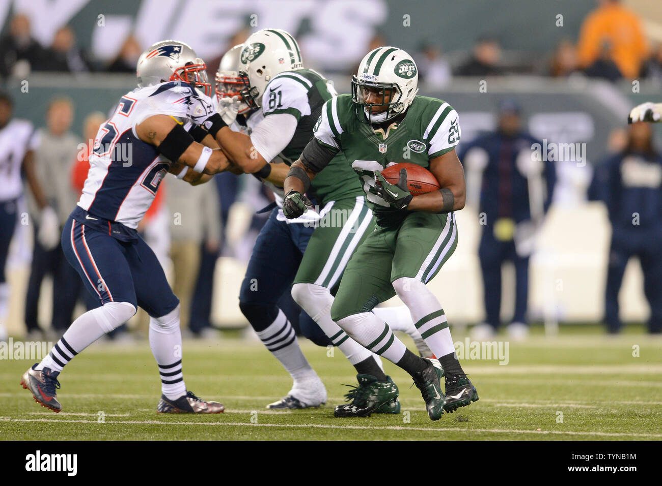 New York Jets d'utiliser de nouveau Bilal Powell (29) porte la balle pour un gain de 14 verges au troisième trimestre contre les New England Patriots dans la semaine 12 de la saison NFL à MetLife Stadium à East Rutherford, New Jersey le 22 novembre 2012. UPI/Riche Kane Banque D'Images