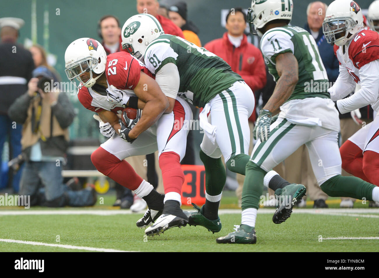 Arizona Cardinals gratuit à la Kerry Rhodes (25)intercepte une passe destinée à New York Jets tight end Dustin Keller (81) dans le premier trimestre au cours de la semaine 13 de la saison NFL à MetLife Stadium à East Rutherford, New Jersey le 2 décembre 2012. UPI/Riche Kane Banque D'Images
