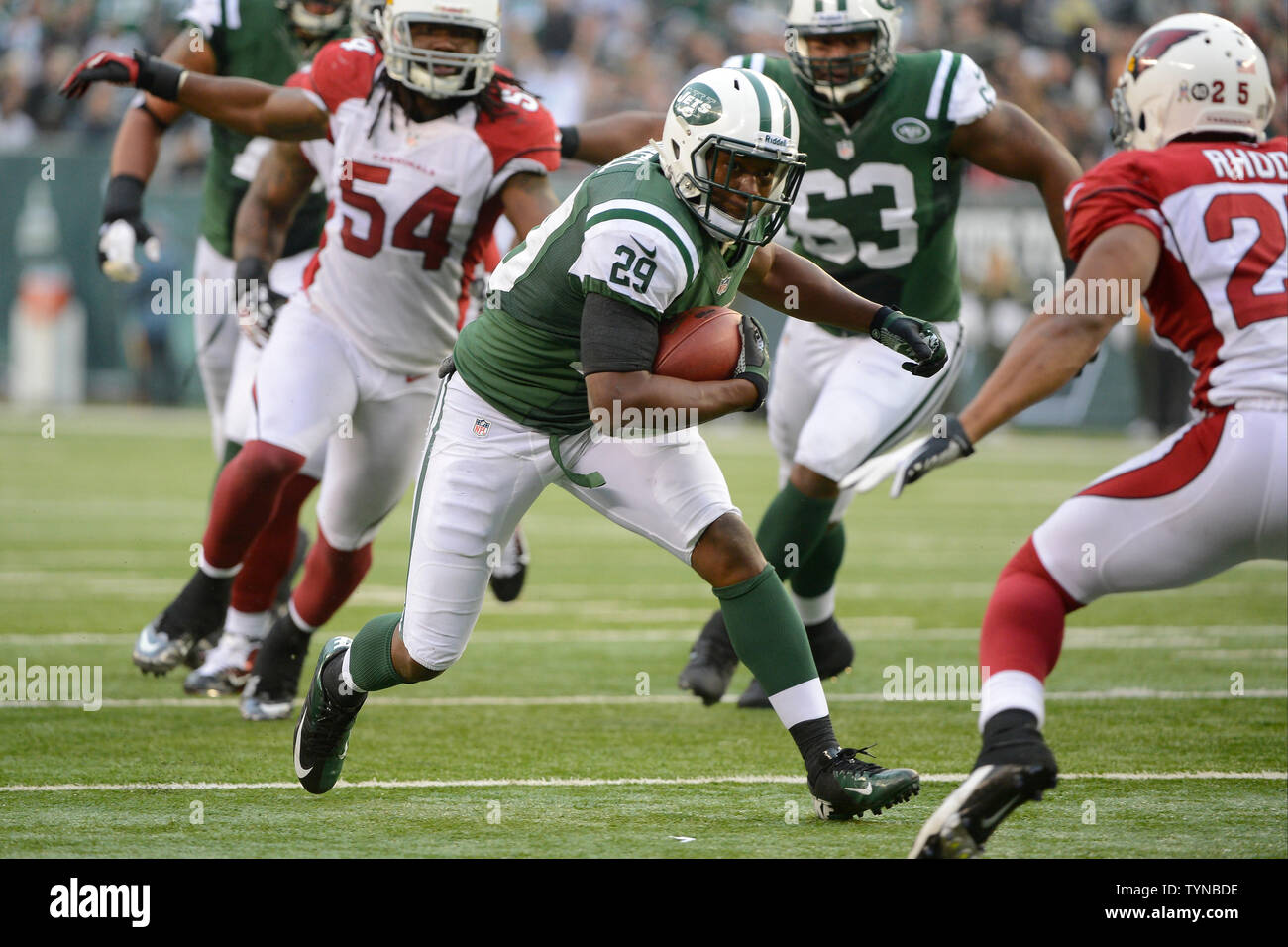 New York Jets d'utiliser de nouveau Bilal Powell (29) porte la balle jusqu'au milieu du quatrième trimestre contre l'Arizona Cardinals dans la semaine 13 de la saison NFL à MetLife Stadium à East Rutherford, New Jersey le 2 décembre 2012. UPI/Riche Kane Banque D'Images New York Jets d'utiliser de nouveau Bilal Powell (29) porte la balle jusqu'au milieu du quatrième trimestre contre l'Arizona Cardinals dans la semaine 13 de la saison NFL à MetLife Stadium à East Rutherford, New Jersey le 2 décembre 2012. UPI/Riche Kane Banque D'Images